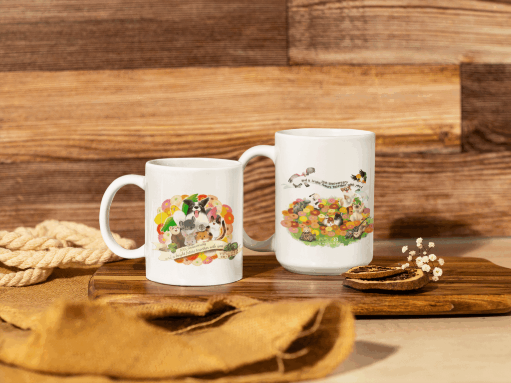 動物のイラストが描かれている２種類のマグカップの写真